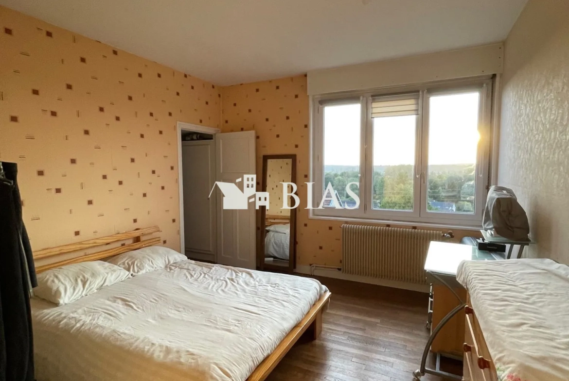 Maison individuelle des années 1950 à vendre au centre-ville avec vue dégagée 