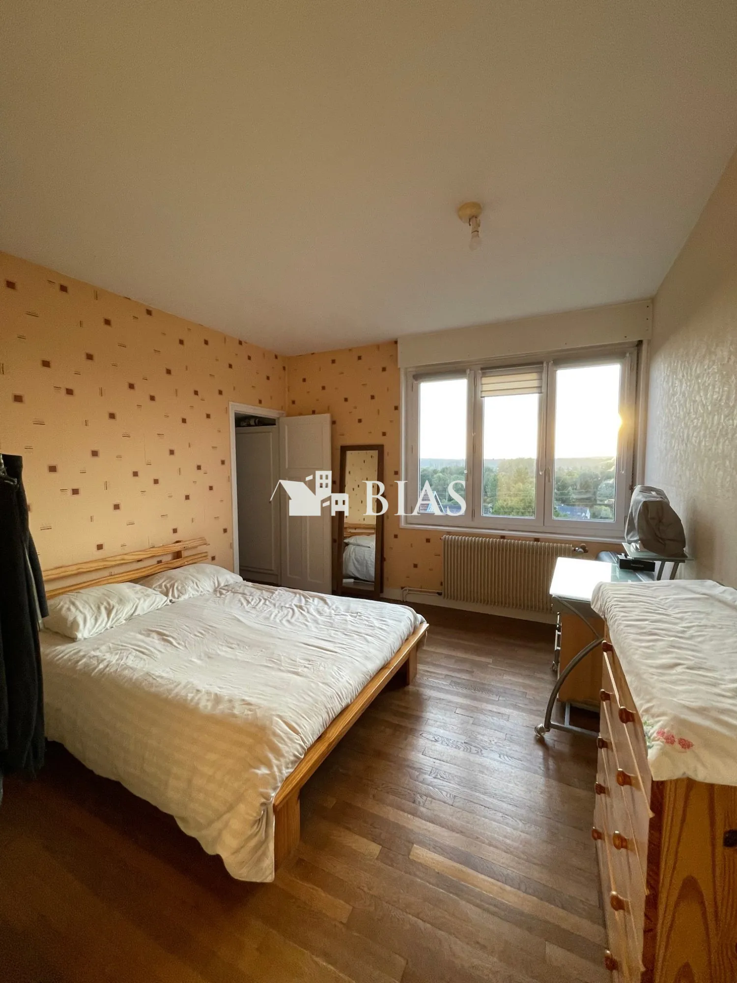 Maison individuelle des années 1950 à vendre au centre-ville avec vue dégagée 