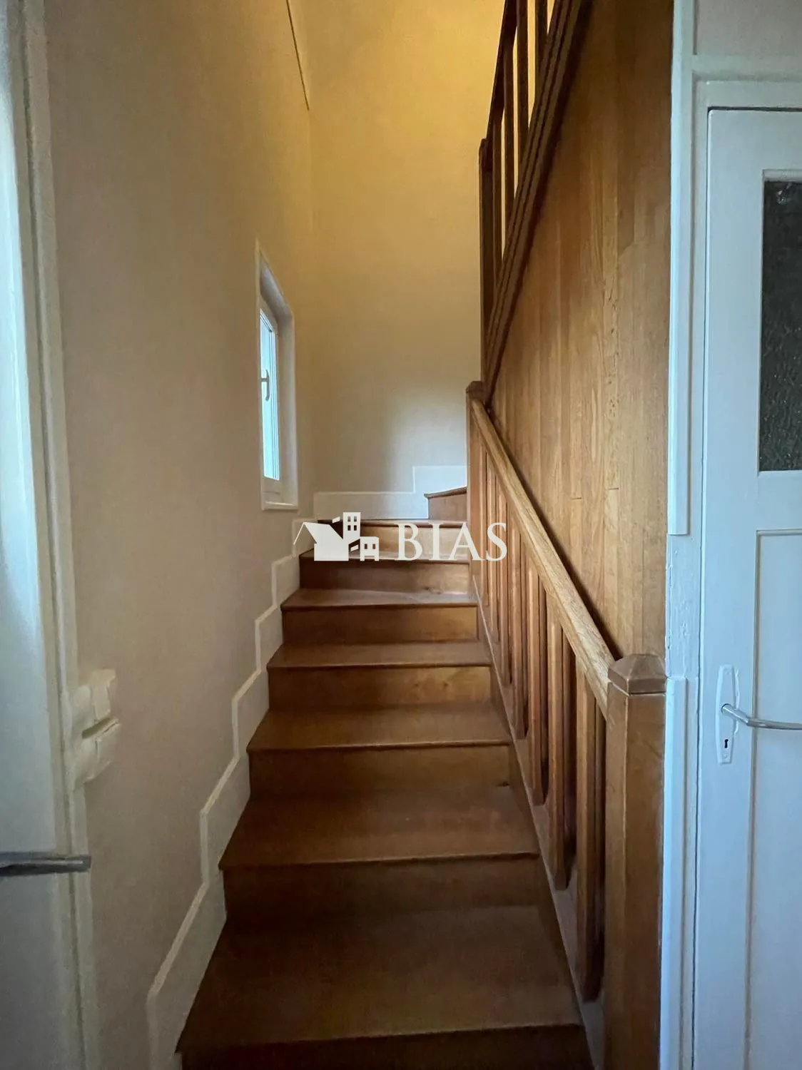 Maison individuelle des années 1950 à vendre au centre-ville avec vue dégagée 