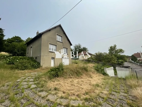 Maison individuelle des années 1950 à vendre au centre-ville avec vue dégagée