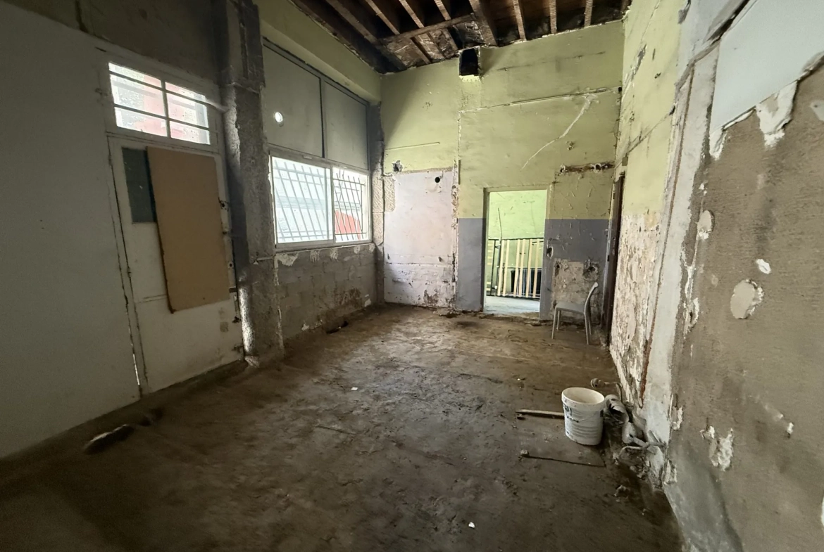 Plateau commercial de 22 m² à Oullins - Rénové avec mezzanine possible 