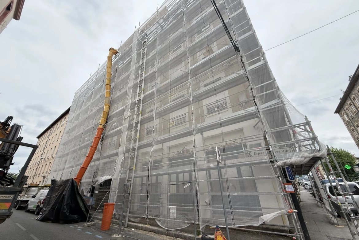 Plateau commercial de 22 m² à Oullins - Rénové avec mezzanine possible 