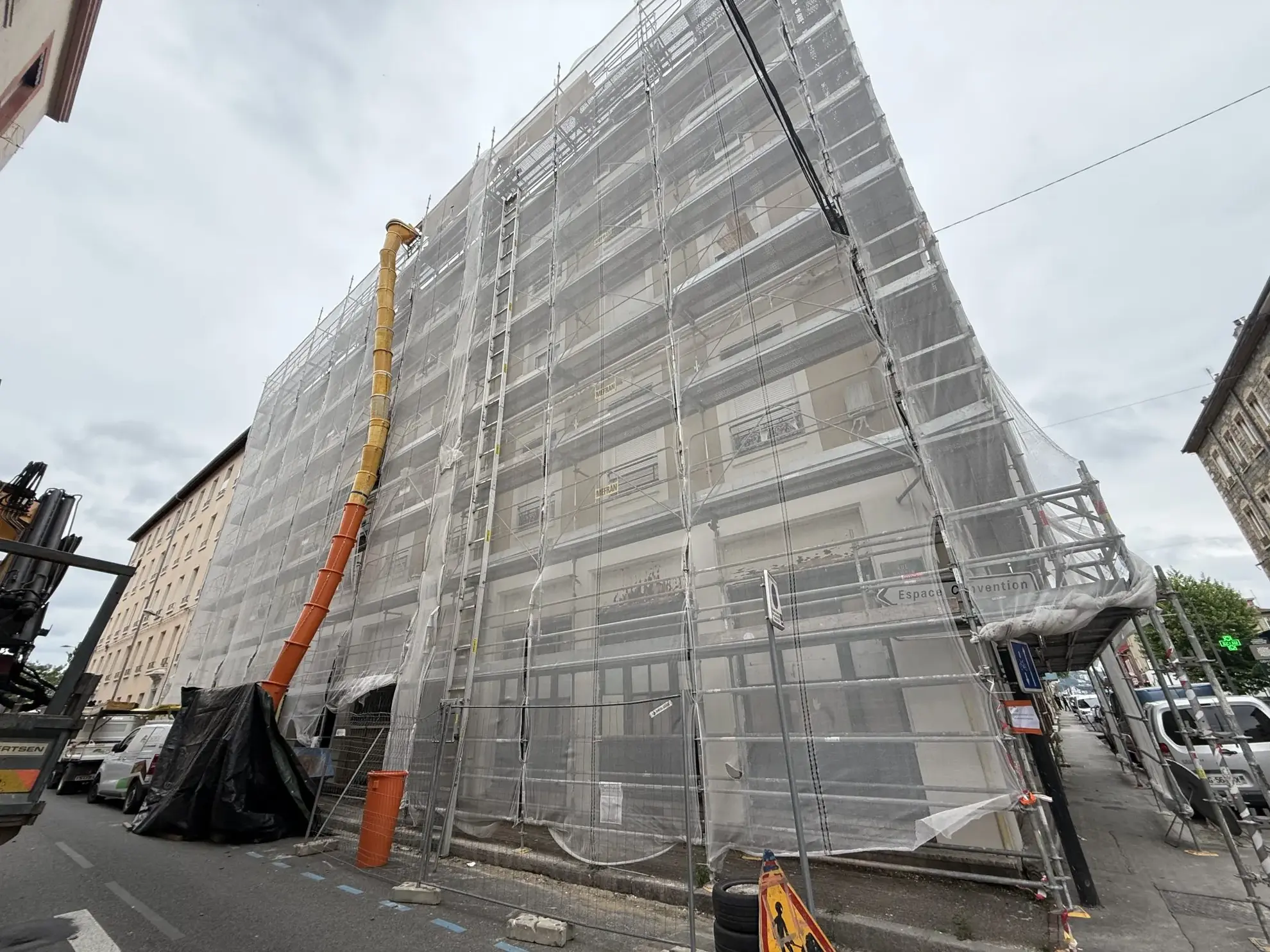 Plateau commercial de 22 m² à Oullins - Rénové avec mezzanine possible 