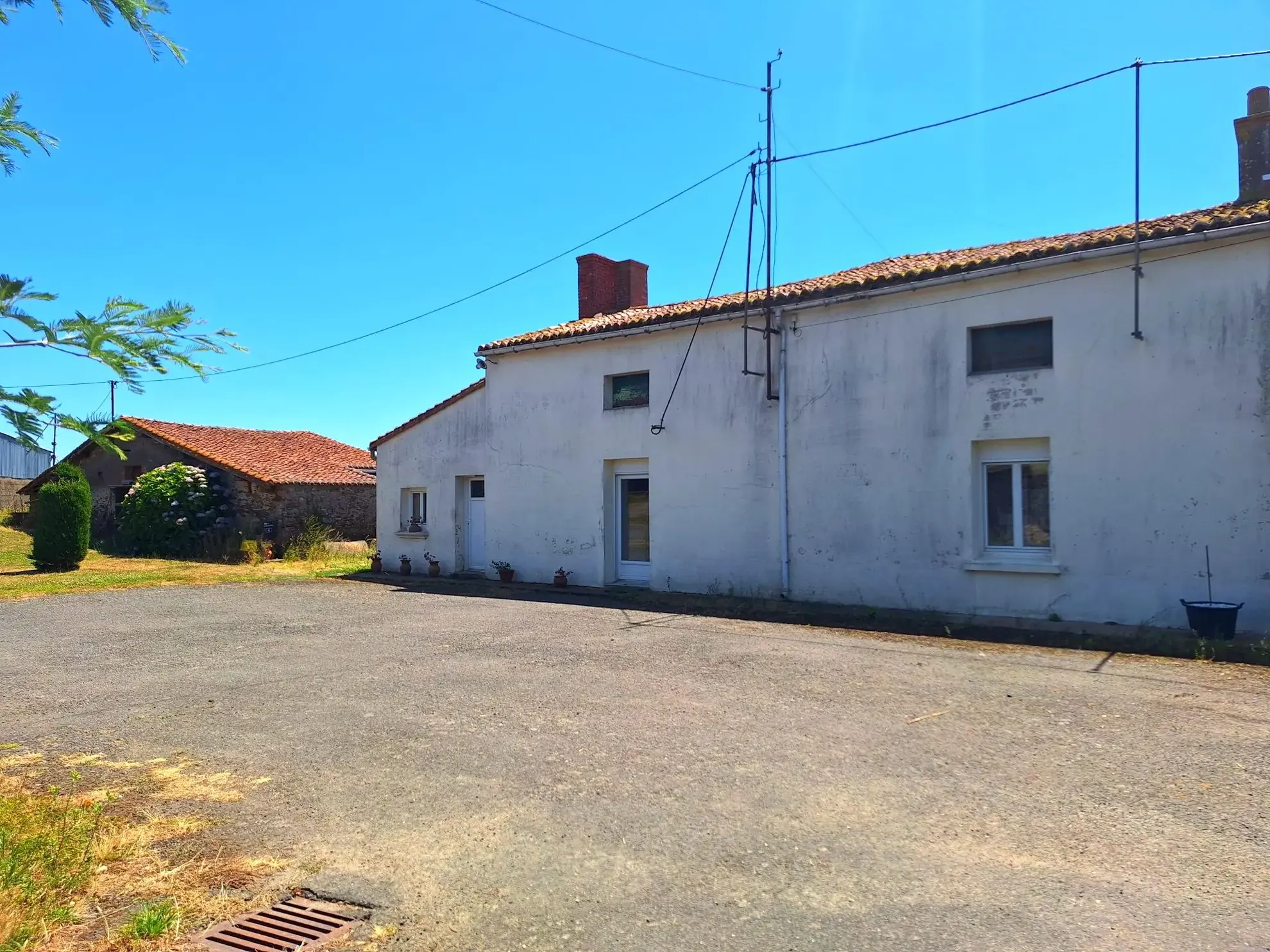 Maison à rénover avec terrain de 5500 m² à La Boissière-du-Doré 