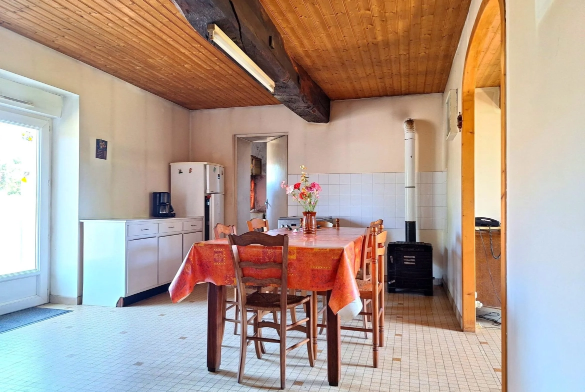 Maison à rénover avec terrain de 5500 m² à La Boissière-du-Doré 