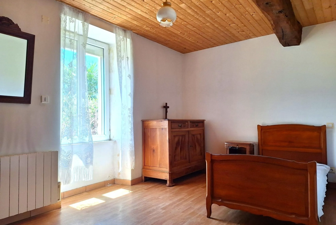 Maison à rénover avec terrain de 5500 m² à La Boissière-du-Doré 