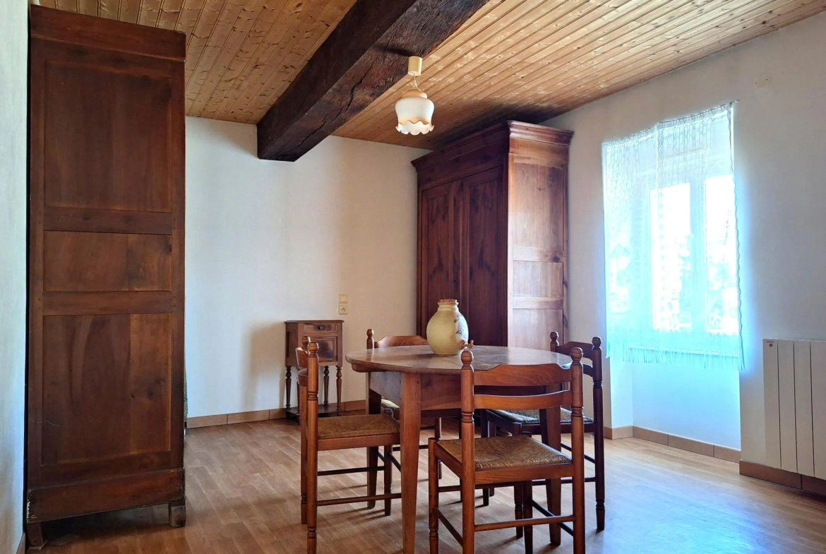 Maison à rénover avec terrain de 5500 m² à La Boissière-du-Doré 