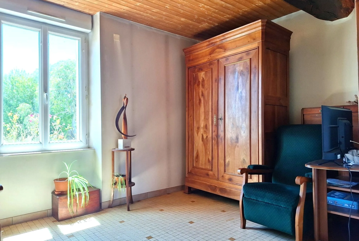 Maison à rénover avec terrain de 5500 m² à La Boissière-du-Doré 