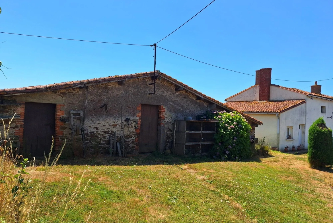 Maison à rénover avec terrain de 5500 m² à La Boissière-du-Doré 