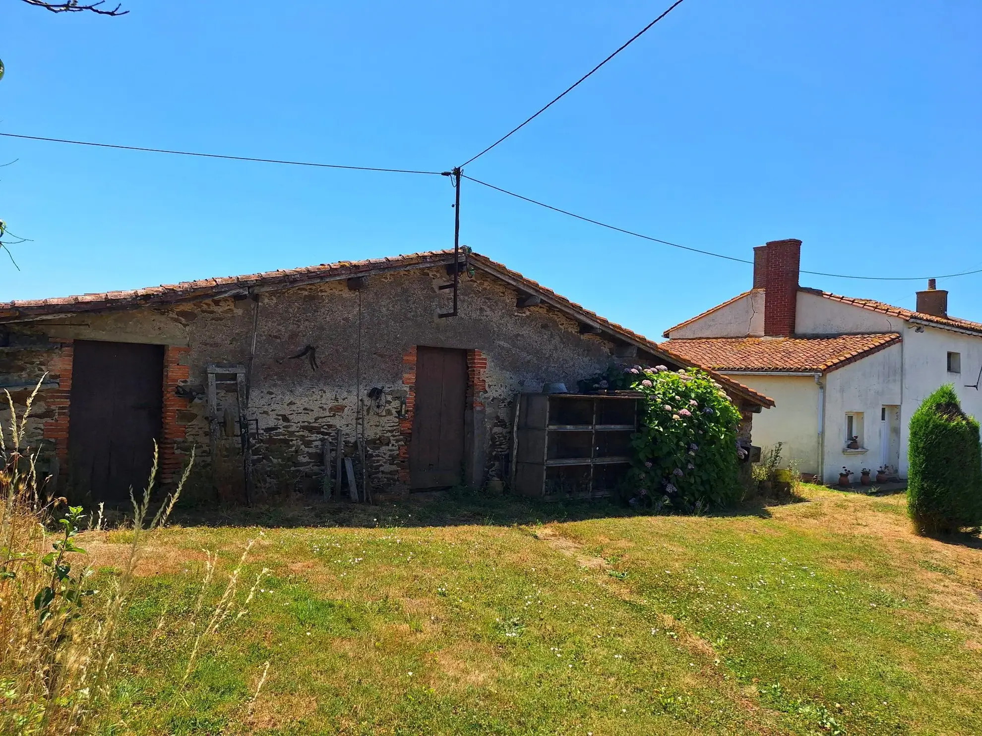 Maison à rénover avec terrain de 5500 m² à La Boissière-du-Doré 