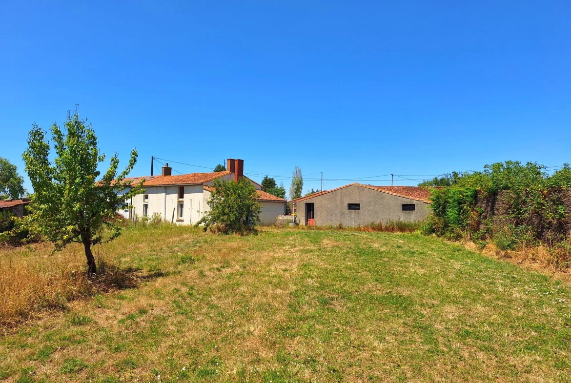 Maison à rénover avec terrain de 5500 m² à La Boissière-du-Doré 