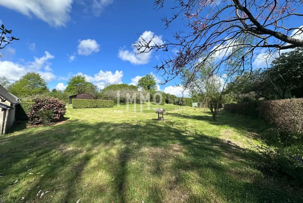 Maison de campagne à rénover à Chahaignes avec terrain arboré et dépendances 