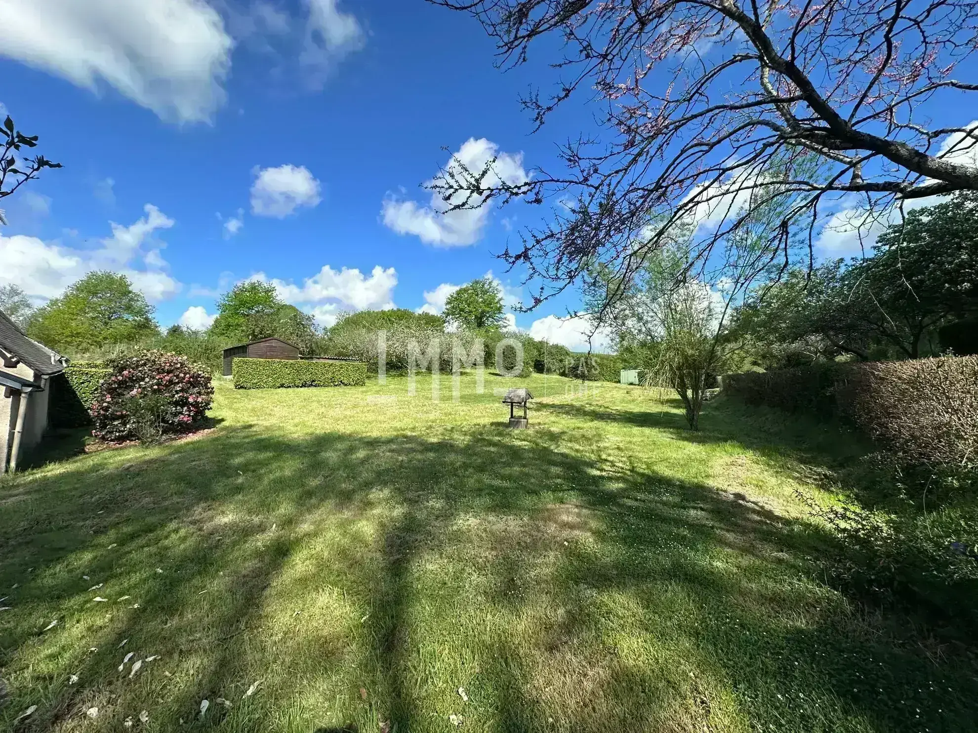Maison de campagne à rénover à Chahaignes avec terrain arboré et dépendances 