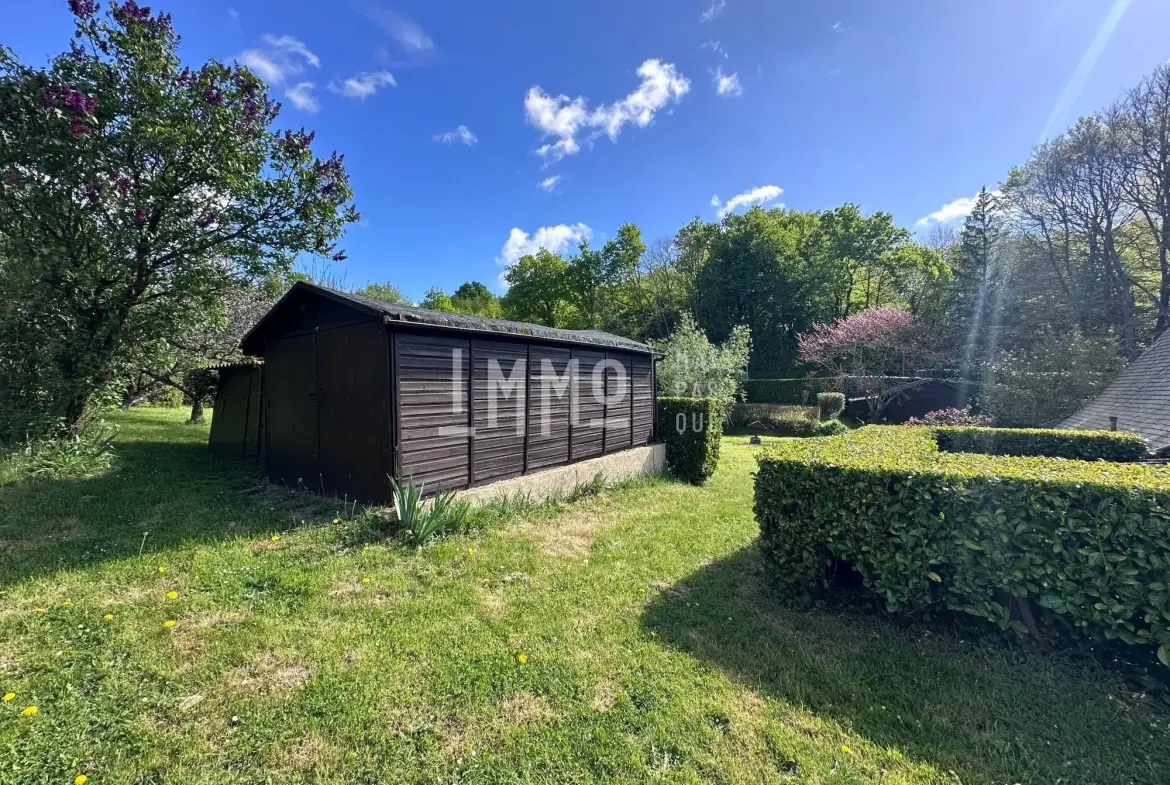 Maison de campagne à rénover à Chahaignes avec terrain arboré et dépendances 