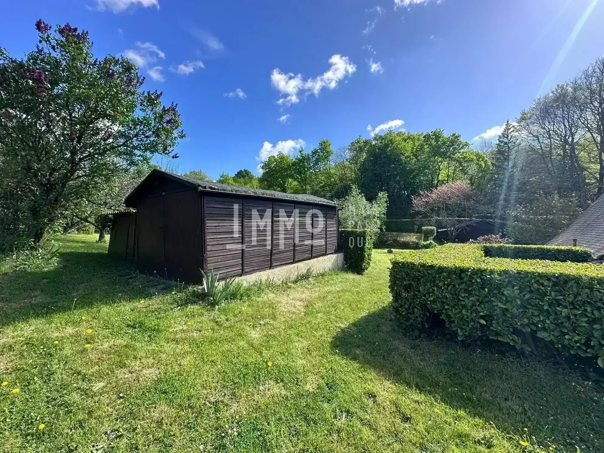 Maison de campagne à rénover à Chahaignes avec terrain arboré et dépendances 