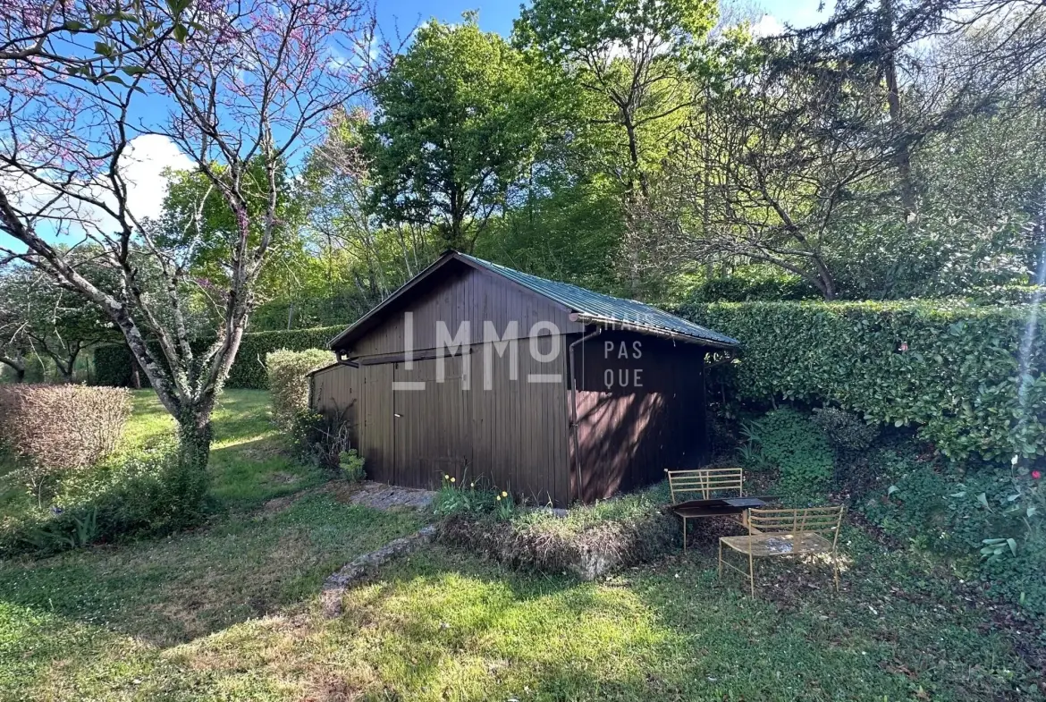 Maison de campagne à rénover à Chahaignes avec terrain arboré et dépendances 