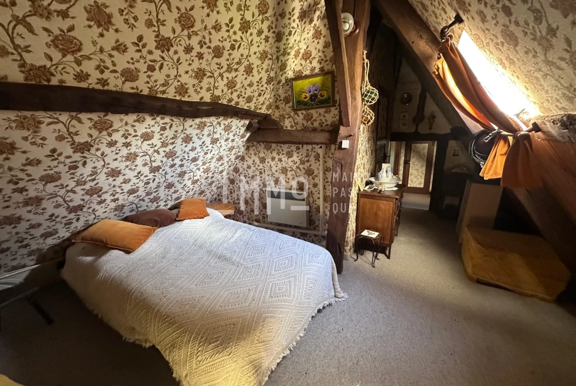 Maison de campagne à rénover à Chahaignes avec terrain arboré et dépendances 