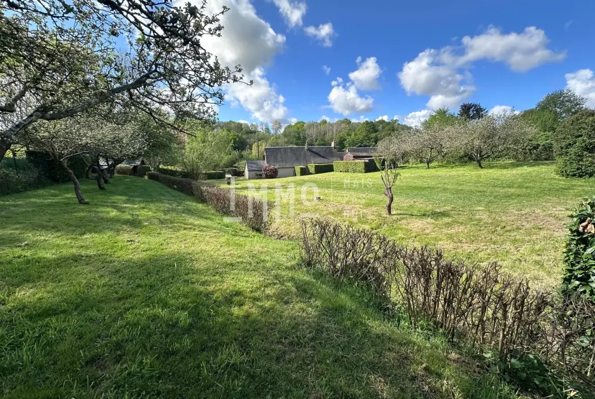 Maison de campagne à rénover à Chahaignes avec terrain arboré et dépendances 