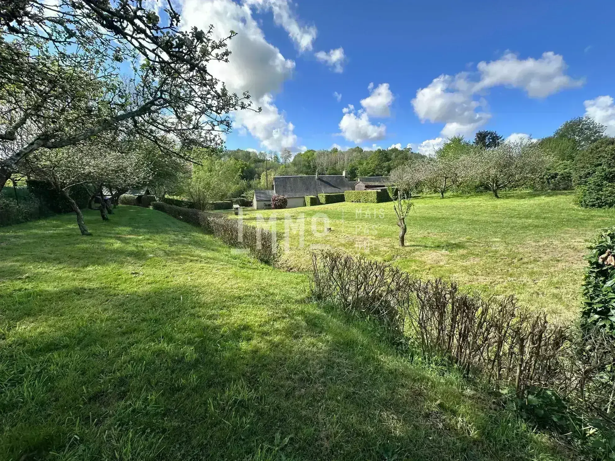 Maison de campagne à rénover à Chahaignes avec terrain arboré et dépendances 