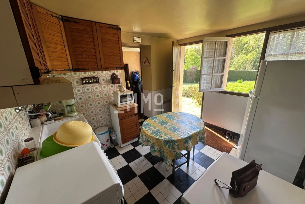 Maison de campagne à rénover à Chahaignes avec terrain arboré et dépendances 