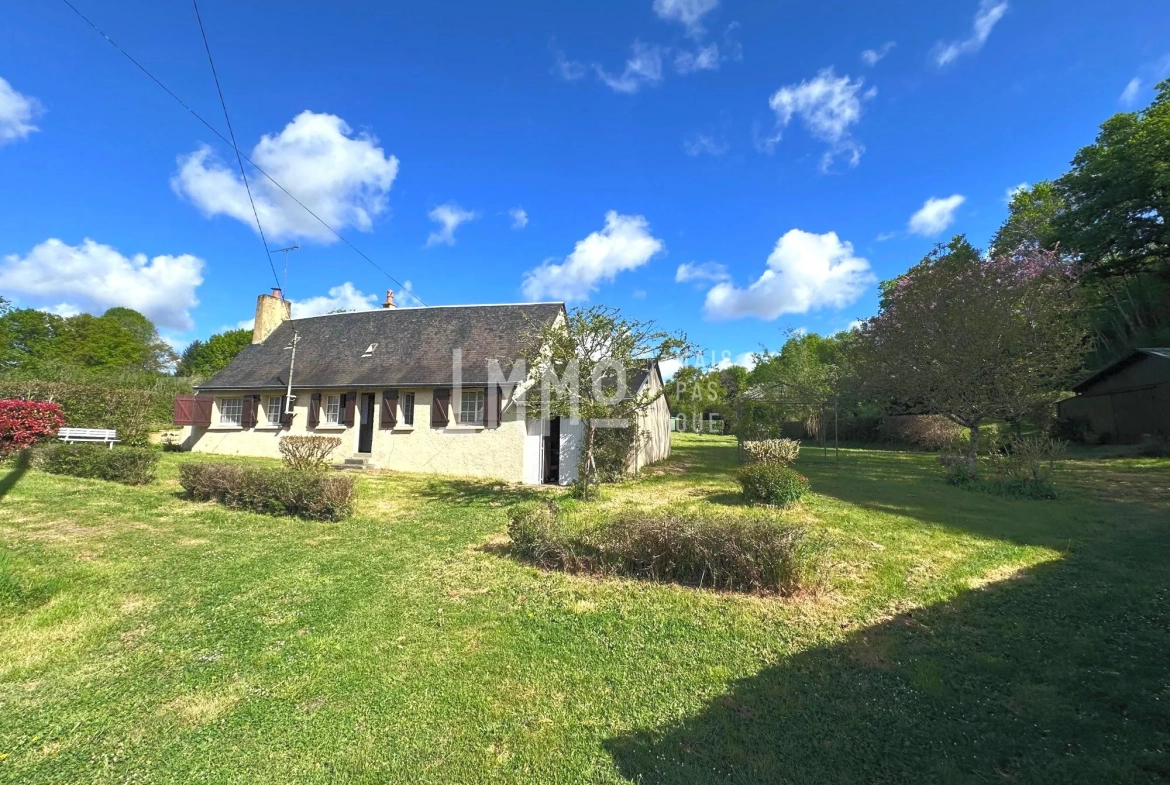 Maison de campagne à rénover à Chahaignes avec terrain arboré et dépendances 