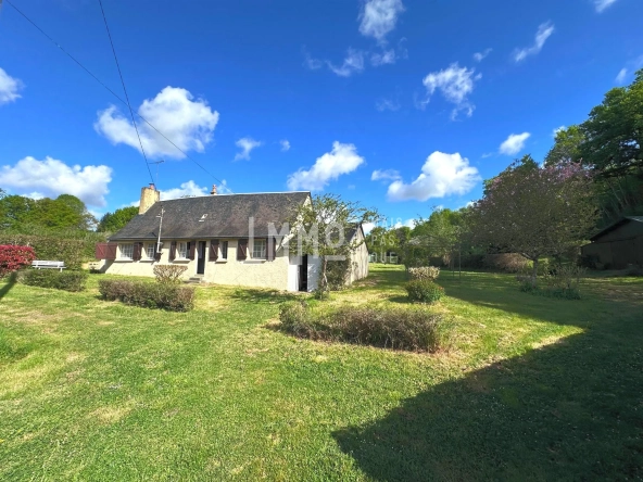 Maison de campagne à rénover à Chahaignes avec terrain arboré et dépendances