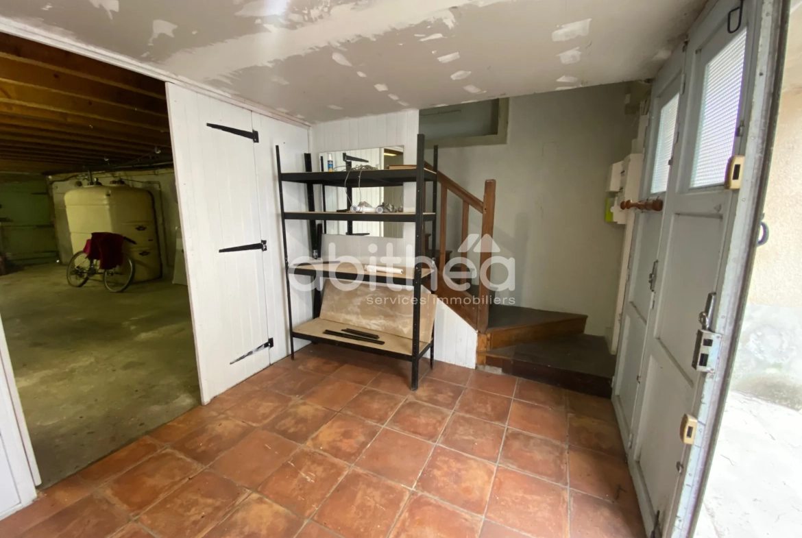 Maison de village à rénover avec potentiel à Les Salles Lavauguyon 