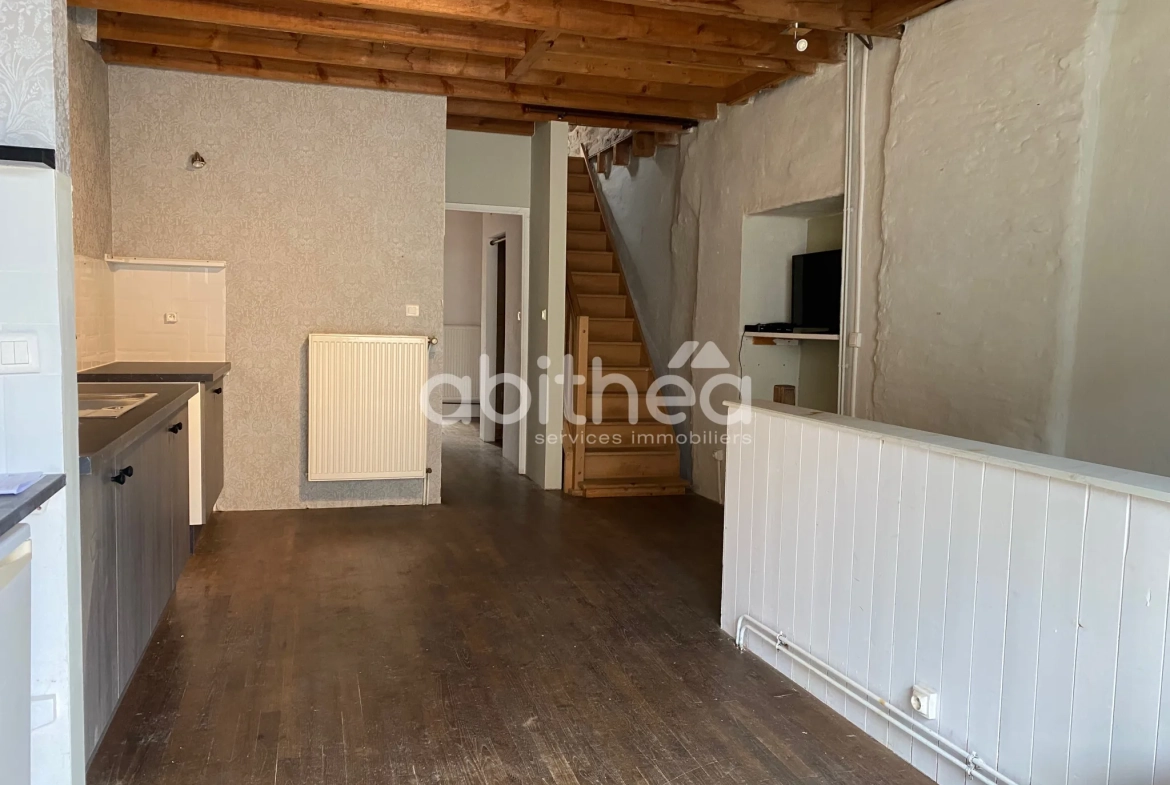 Maison de village à rénover avec potentiel à Les Salles Lavauguyon 