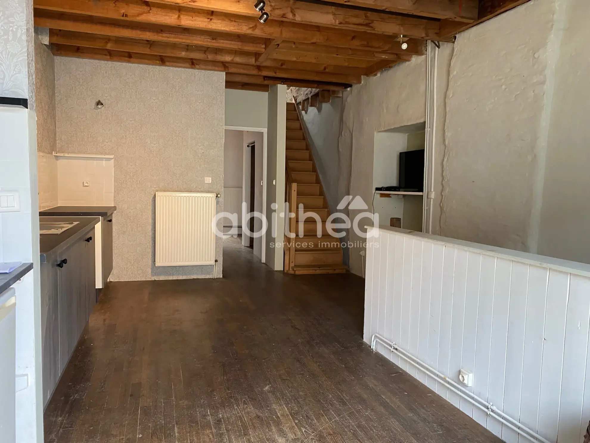 Maison de village à rénover avec potentiel à Les Salles Lavauguyon 