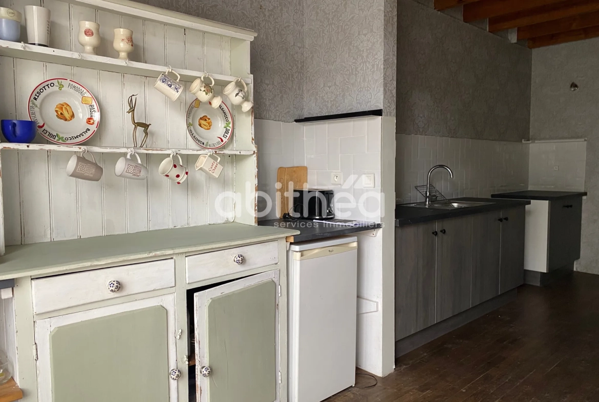 Maison de village à rénover avec potentiel à Les Salles Lavauguyon 