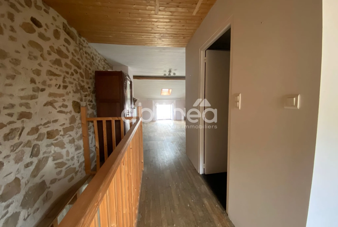 Maison de village à rénover avec potentiel à Les Salles Lavauguyon 