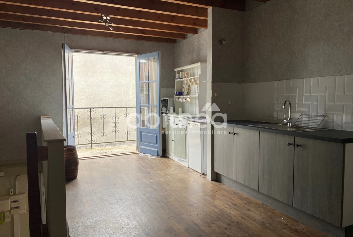 Maison de village à rénover avec potentiel à Les Salles Lavauguyon 