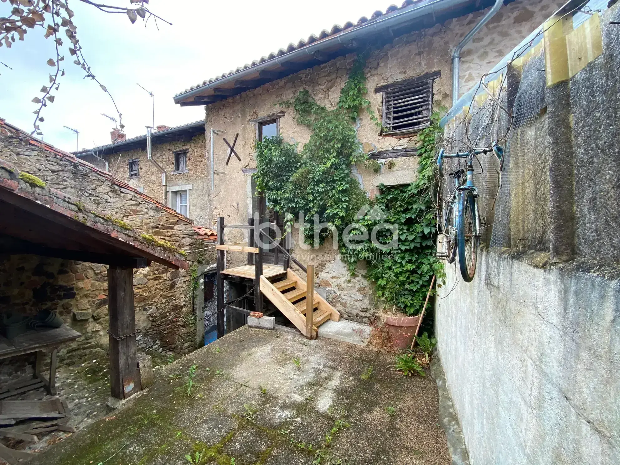 Maison de village à rénover avec potentiel à Les Salles Lavauguyon 
