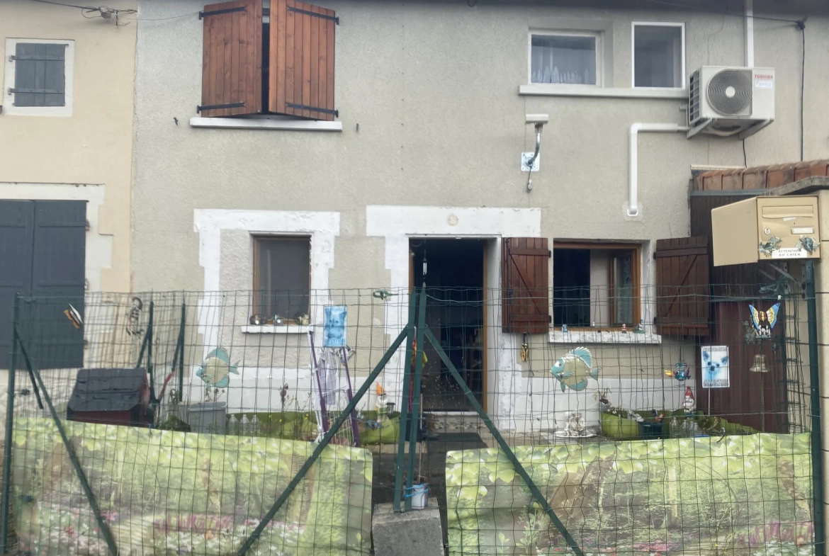 Jolie maison de village à Alloue avec jardin, garage et 2 chambres 