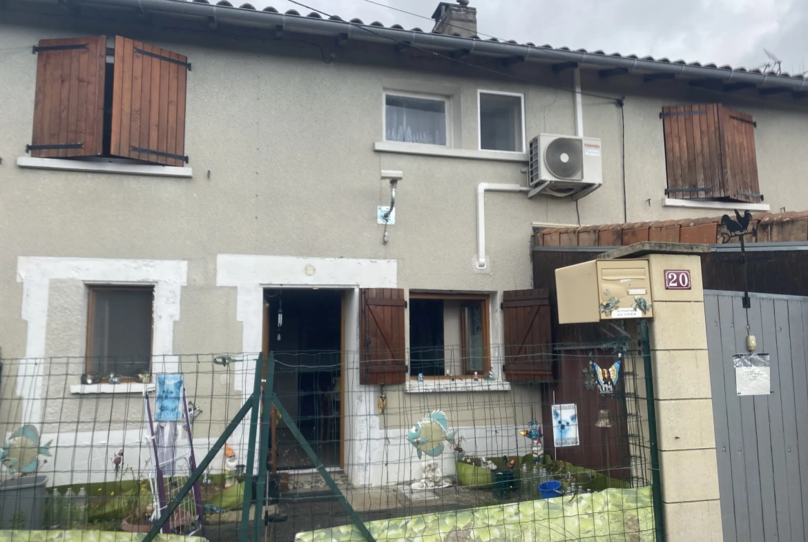 Jolie maison de village à Alloue avec jardin, garage et 2 chambres 