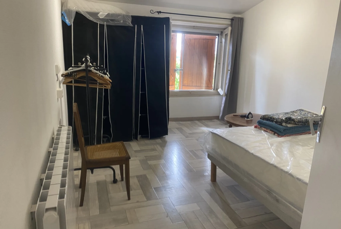 Jolie maison de village à Alloue avec jardin, garage et 2 chambres 