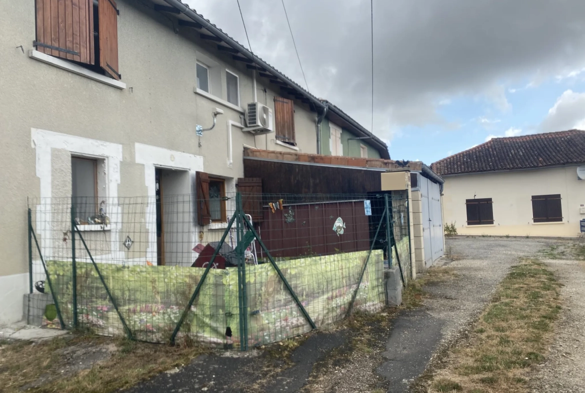 Jolie maison de village à Alloue avec jardin, garage et 2 chambres 