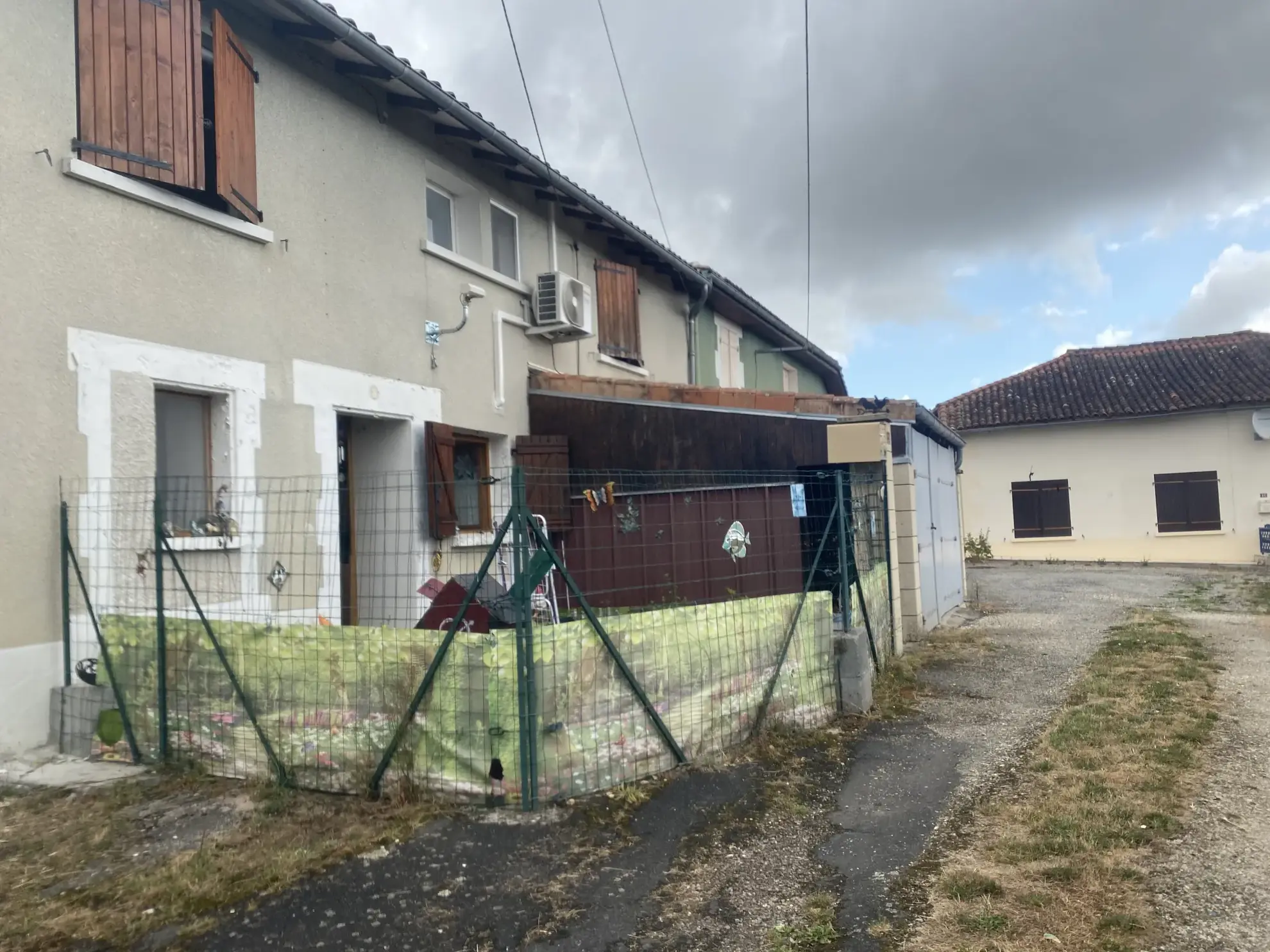 Jolie maison de village à Alloue avec jardin, garage et 2 chambres 