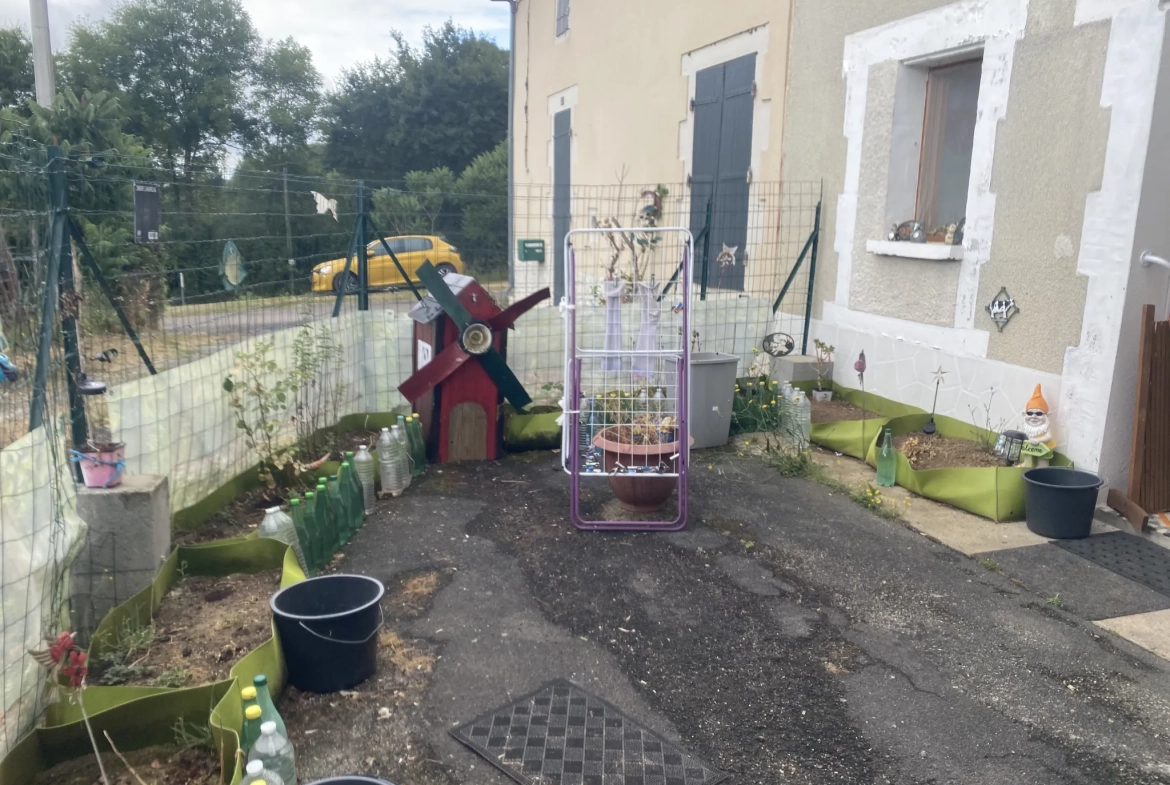Jolie maison de village à Alloue avec jardin, garage et 2 chambres 