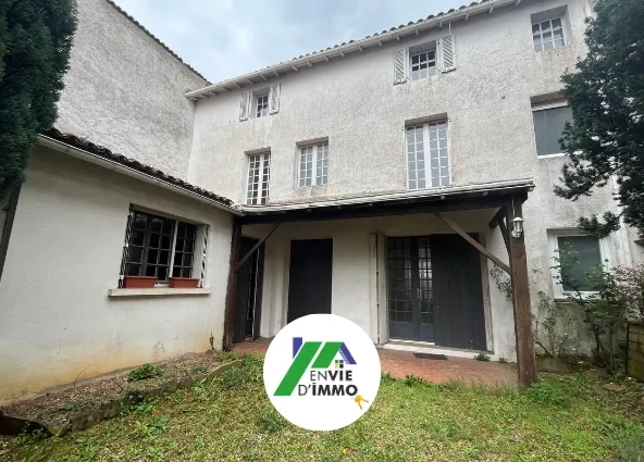 Maison à Magne avec 3 chambres, garage et cheminée au centre-bourg