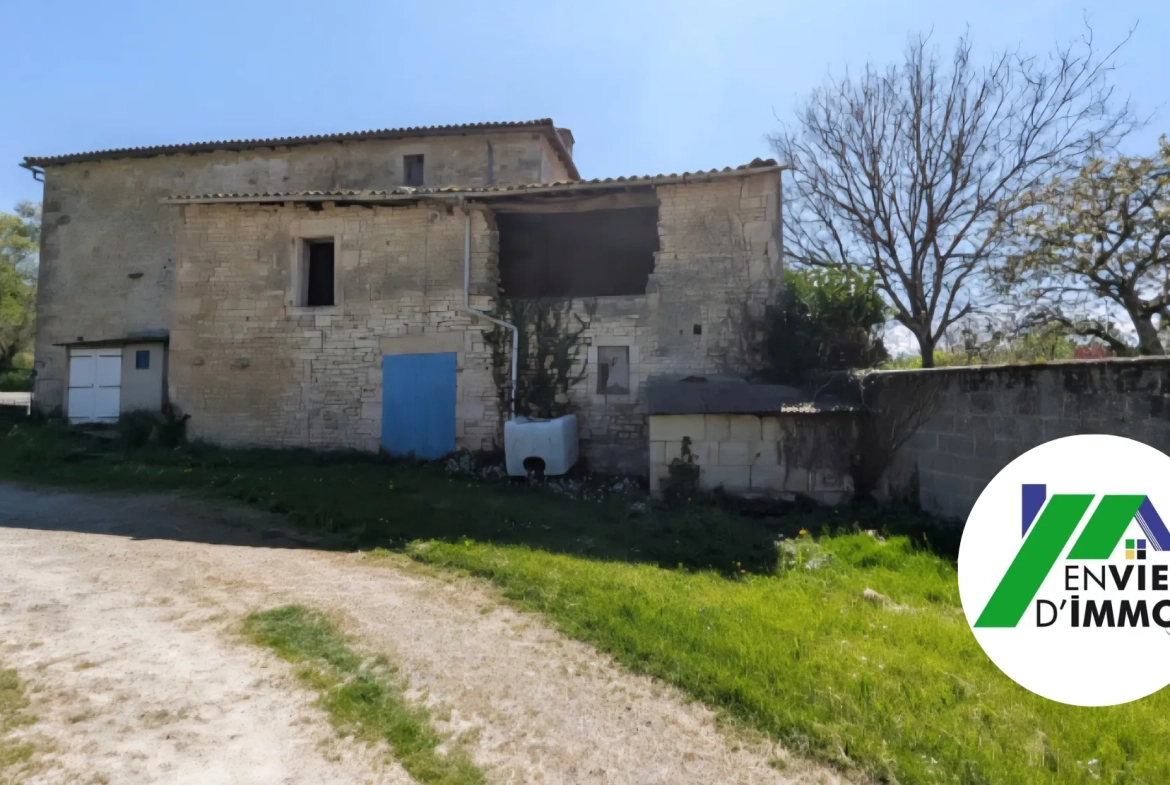 Grande maison à rénover à Bessines près de Niort avec terrain et dépendance 