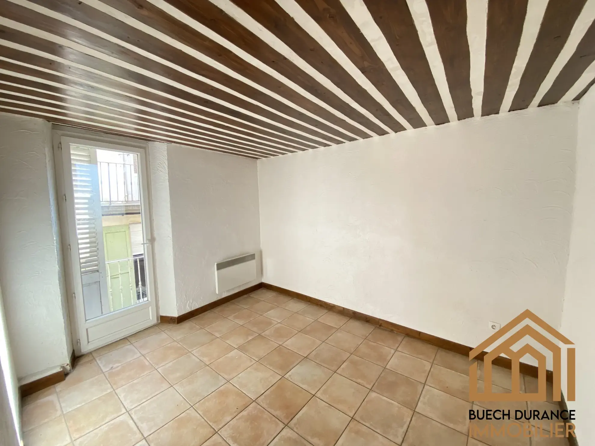 Immeuble à vendre à Laragne-Montéglin avec 5 logements libres et garage centre-ville 