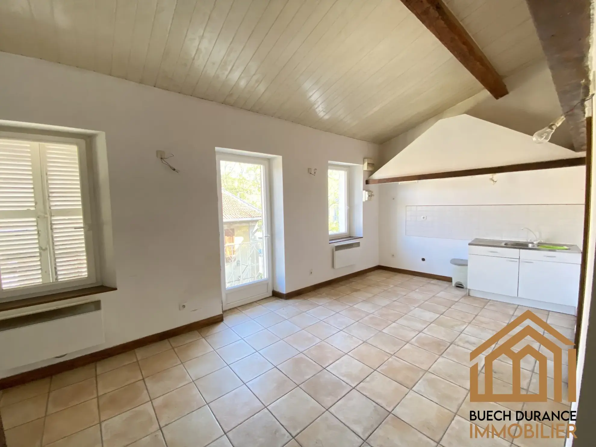 Immeuble à vendre à Laragne-Montéglin avec 5 logements libres et garage centre-ville 