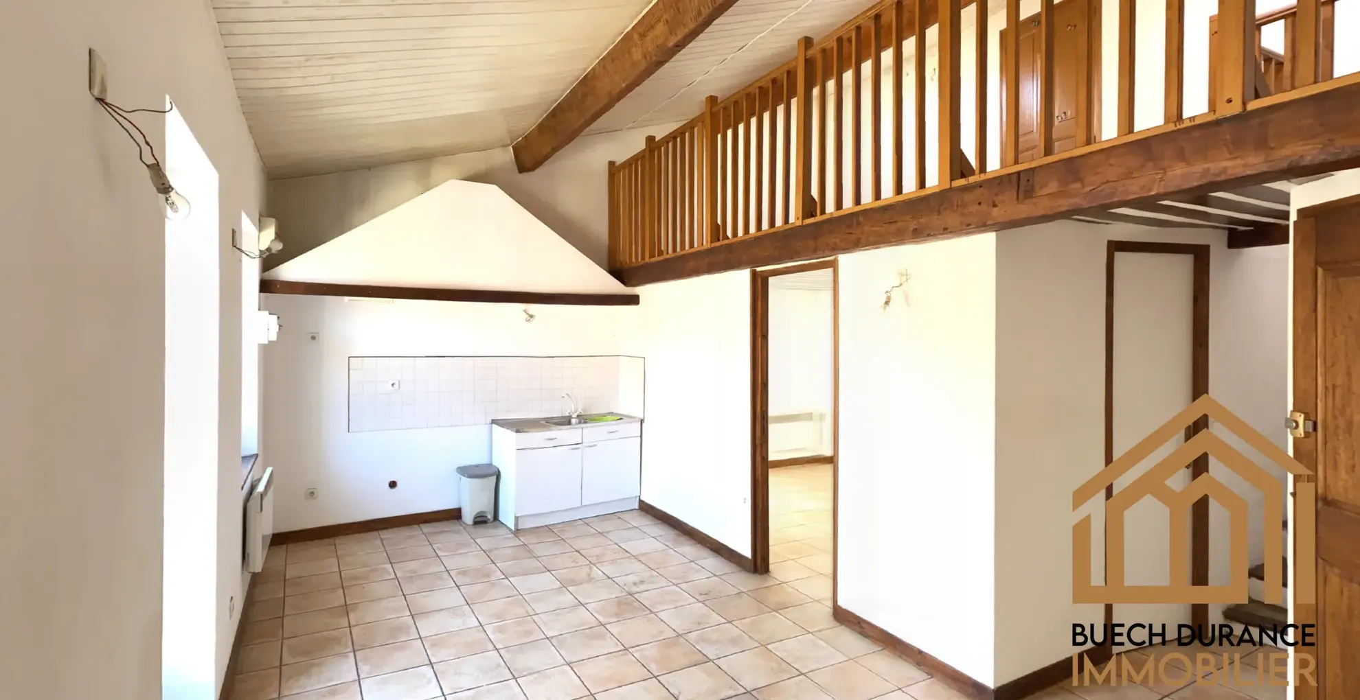 Immeuble à vendre à Laragne-Montéglin avec 5 logements libres et garage centre-ville 