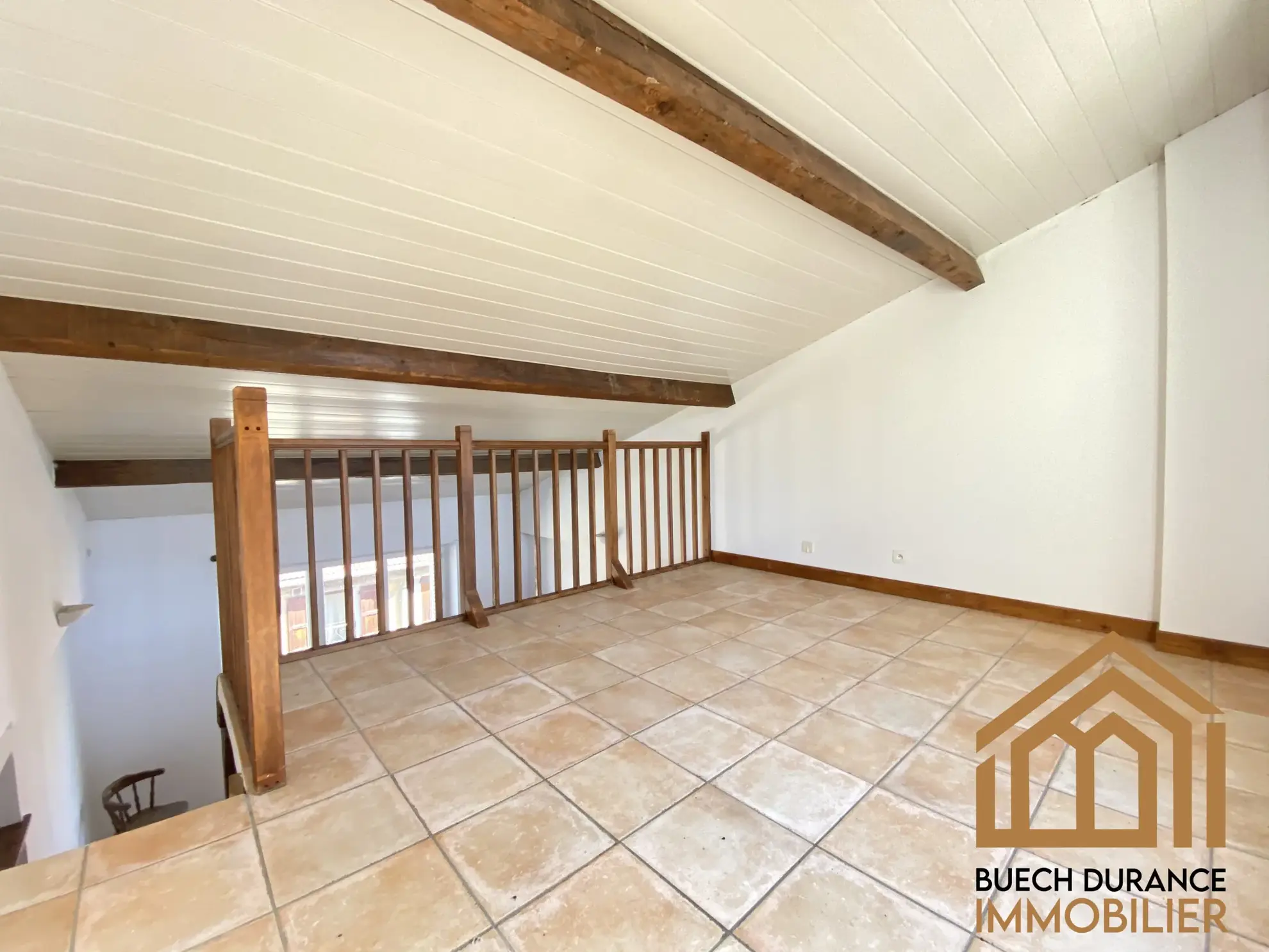 Immeuble à vendre à Laragne-Montéglin avec 5 logements libres et garage centre-ville 