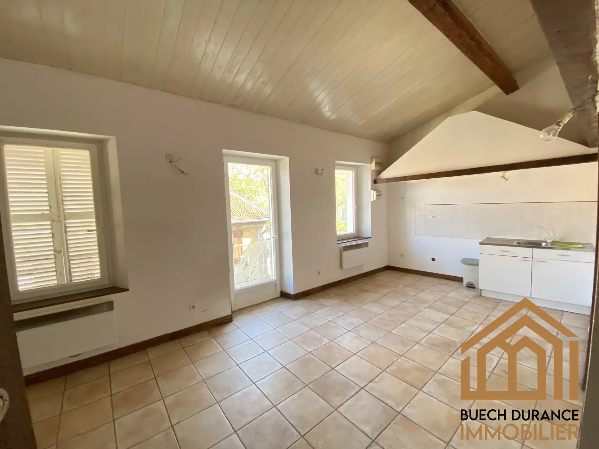 Immeuble à vendre à Laragne-Montéglin avec 5 logements libres et garage centre-ville 