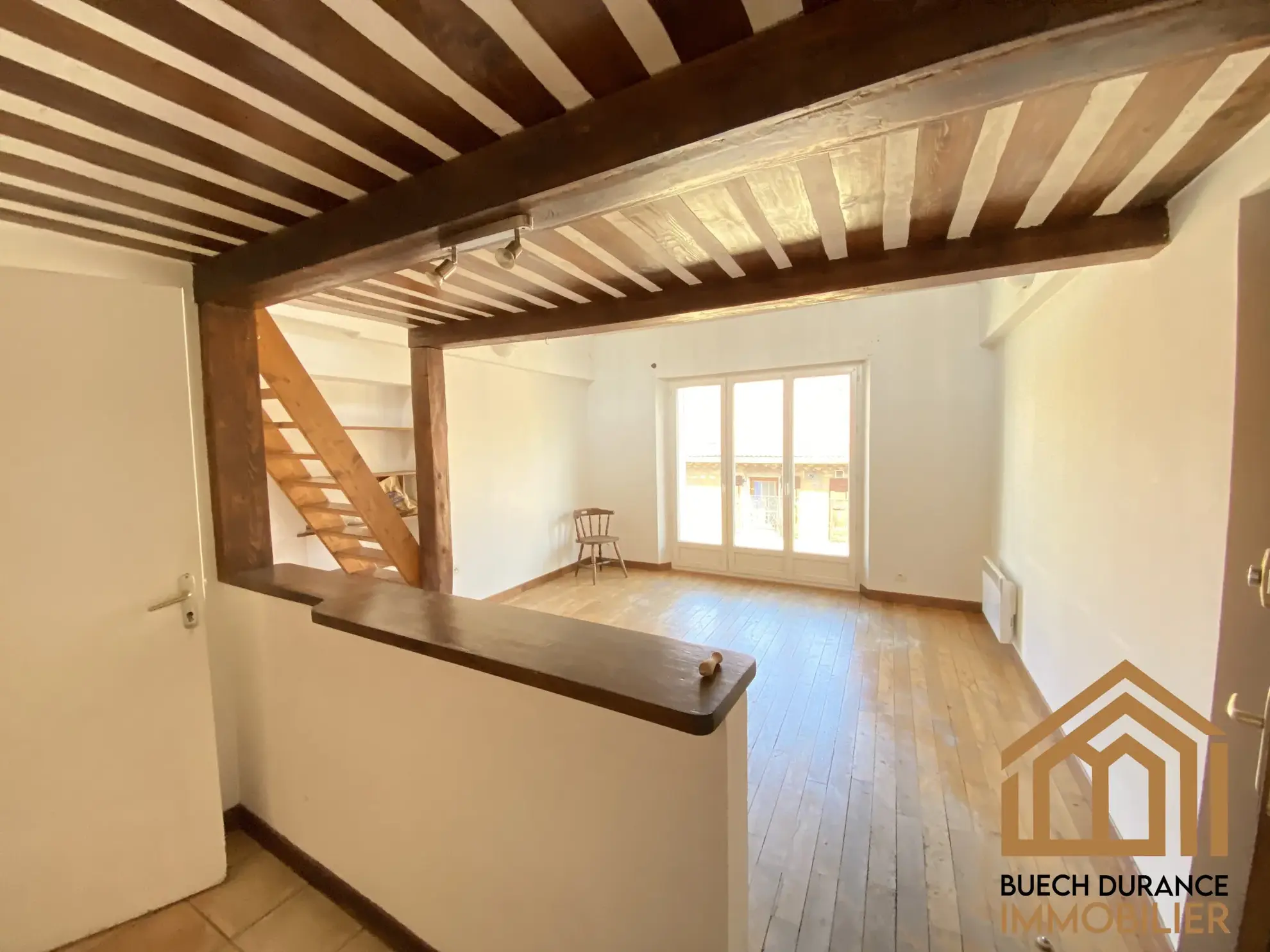 Immeuble à vendre à Laragne-Montéglin avec 5 logements libres et garage centre-ville 