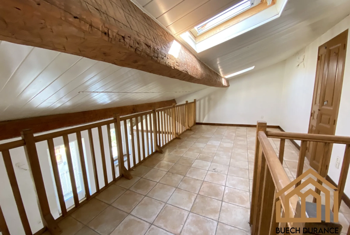 Immeuble à vendre à Laragne-Montéglin avec 5 logements libres et garage centre-ville 