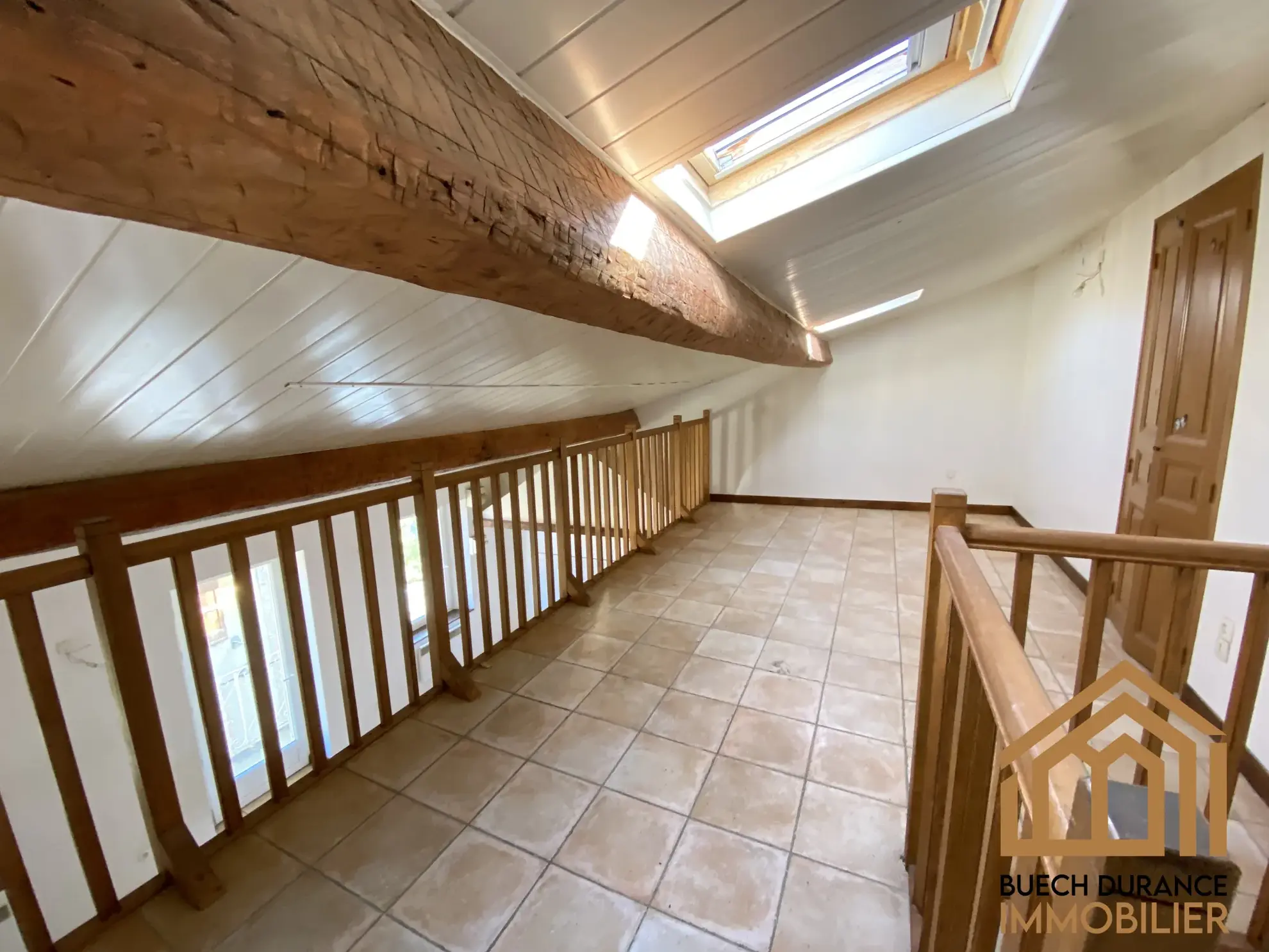 Immeuble à vendre à Laragne-Montéglin avec 5 logements libres et garage centre-ville 