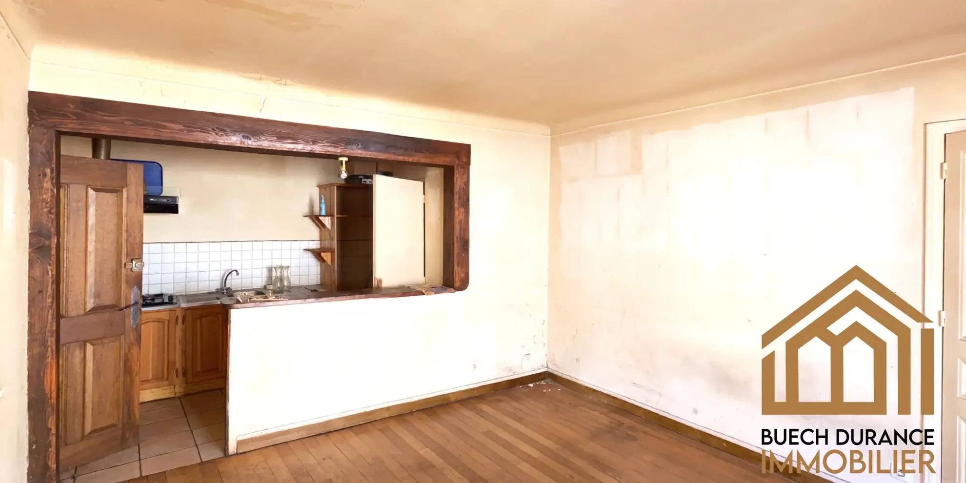 Immeuble à vendre à Laragne-Montéglin avec 5 logements libres et garage centre-ville 